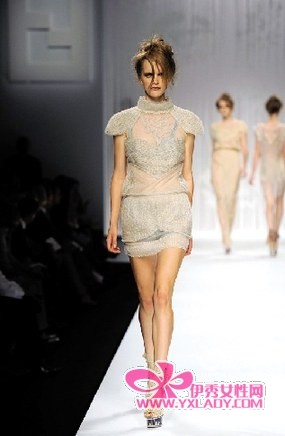 <em>T台</em>上的劲爆<em>胸衣</em>秀_<em>T台</em>秀场_服饰-伊秀女性网