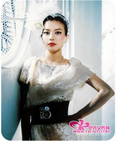 赵薇婚变后将化身冰雪女王 冷艳亮相颁奖礼_潮