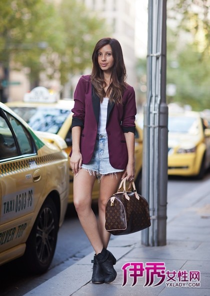 欧美街拍<em>长腿</em>美女教你高腰<em>短裤</em>怎么搭配更修长