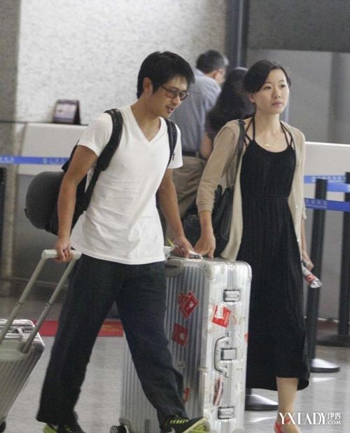 【图】 韩寒与妻子金丽华逛街  人妻夏季连衣裙