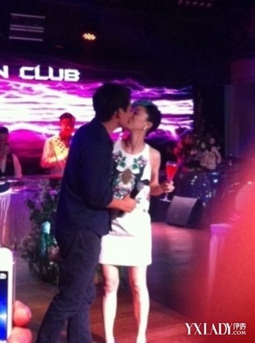 【图】 周迅晒幸福 与老公高圣远浪漫热吻 长背