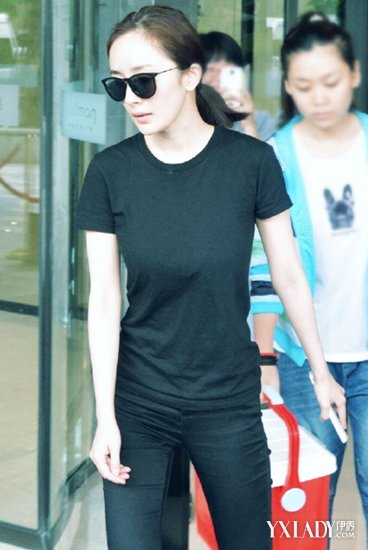 <em>杨幂</em>:条纹宽松上衣+格子<em>短裤</em> <em>牛仔</em>热裤,黑色漆