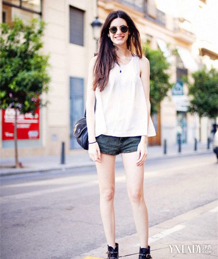 【图】街拍丰满大粗腿女生搭配 性感短裤穿出