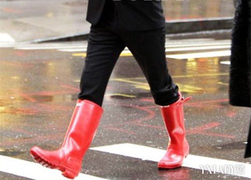 时尚雨鞋_图时尚男水鞋雨鞋雨靴时尚雨鞋的搭配法则