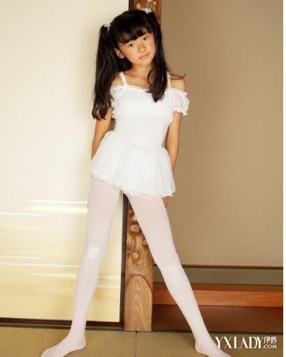 【图】小女孩穿白色连裤袜图集 达人教你该如何搭配
