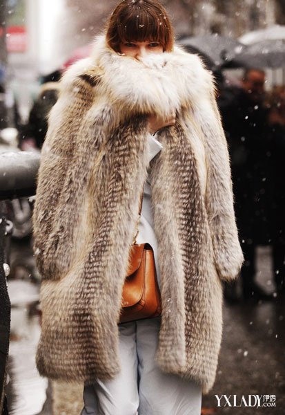 【图】毛绒绒女式皮草上衣裹住温度 散发迷人