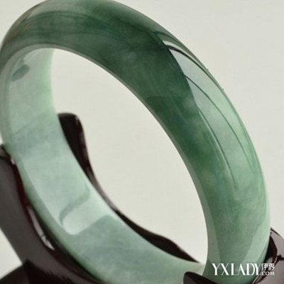 【图】玉手镯的戴法有哪些 带你了解手镯的佩