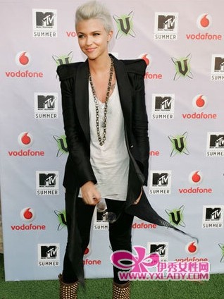 性<em>短发</em>(3)_明星<em>发型</em>