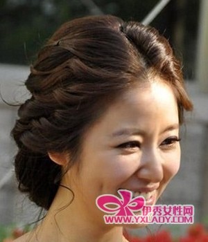 又一款<em>盘发发型</em>,采用编发的方式