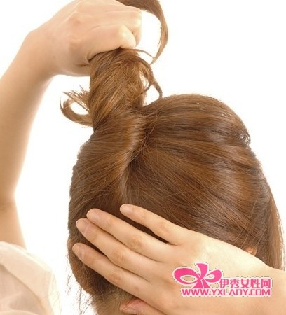 6步教你<em>盘出气质发型</em>,与男友牵手看《哈7》(5