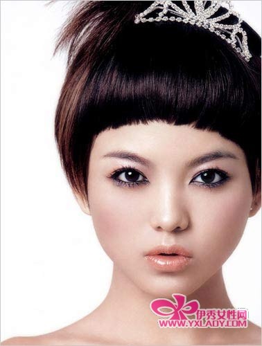 李湘成湖南卫视御用<em>主持人</em> 巧用<em>发型</em>修饰<em>圆脸</em>