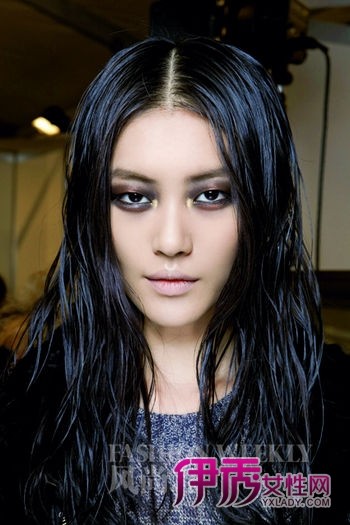 性感<em>湿发</em> 初秋T台最IN最有活力的元素(组图)_流