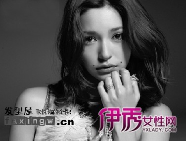 <em>藤井莉娜</em>性感妩媚齐肩<em>发型</em>