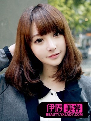 发梢做出内扣的弧度,让这款女生发型更加优雅圆