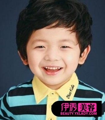 看蕾哈娜短发朋克发型