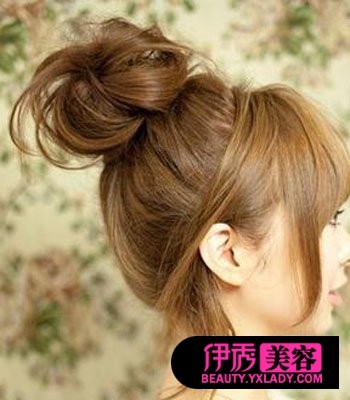 头发梳到头顶位置,然后用手指轻轻插入中