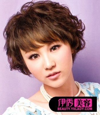 滨崎步的这款女生<em>卷发发型</em>相当有现代感