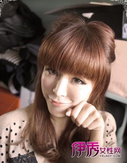 最新<em>韩式齐刘海</em>中长直发<em>发型扎法</em>_DIY发型_美