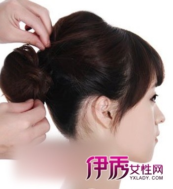 自己做发型 韩式花苞头发型扎法图解(5)_流行发