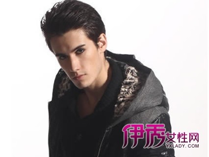 银白色的男生发型最符合要求