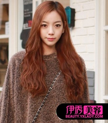 中分发型衬托出mm精致的小巧脸颊