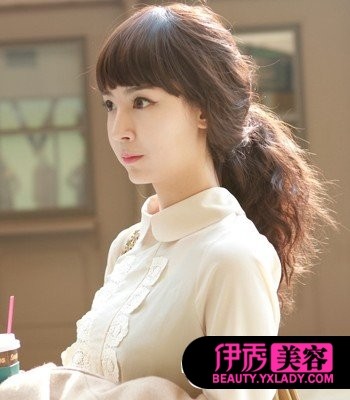 期披散<em>头发</em>的女性