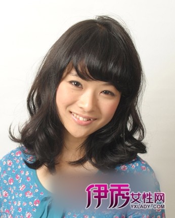 冬季<em>黑色</em>卷发<em>发型图片</em> <em>中长发</em>最好看(2)_流行发