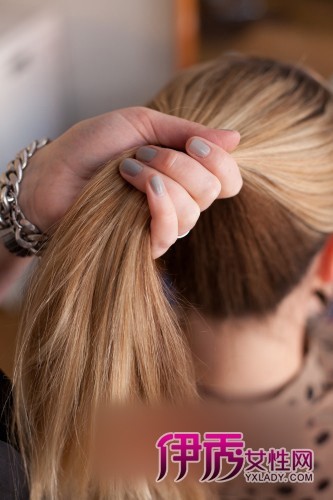 蓬松花苞头怎么扎 <em>直发发型扎法</em>教你如何打造