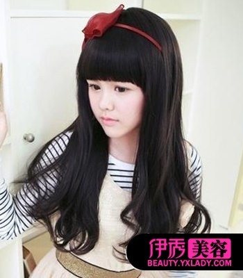 柔滑顺直的<em>长发</em>,在<em>发尾</em>出烫出轻微的蓬松<em>微卷</em>