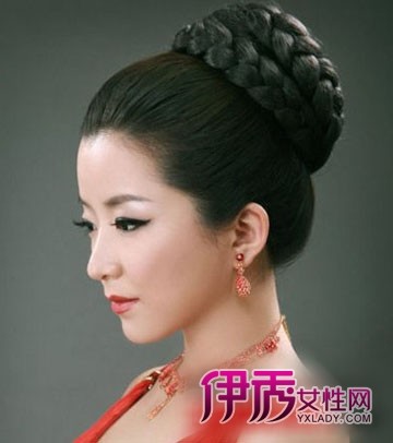 典雅浪漫<em>中式</em>红色<em>新娘发型</em>