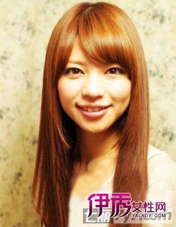 今冬流行中<em>长发</em>直发<em>发型图片</em> 厚重齐<em>刘海</em>梨花