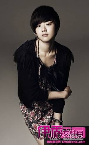 这款发型非常适合下颌比较宽的国字脸女生哟