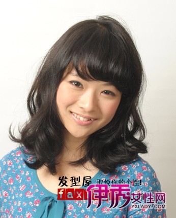 冬季<em>黑色</em>卷发<em>发型</em> <em>中长发</em>最好看_流行<em>发型</em>_美