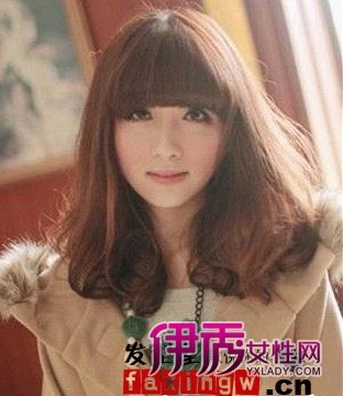 齐肩的短发刚好修饰了圆脸美眉的线条