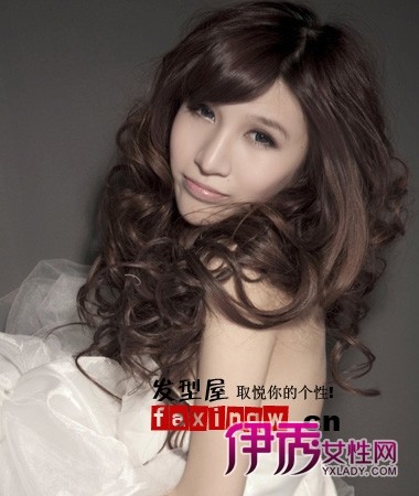 头顶蓬松的中<em>长发发型图片</em>_流行发型_美容-伊