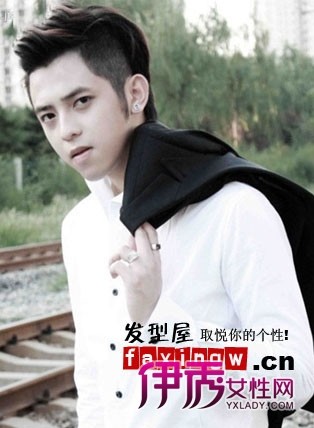 男士卷发发型,自然抓发让这款男生短发纹理烫发