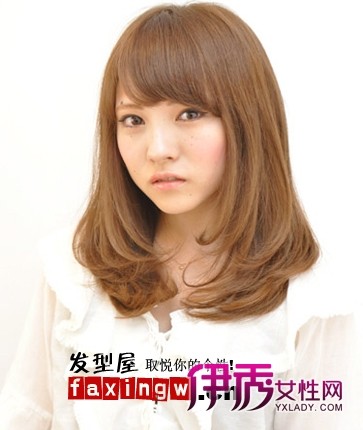 只将中长发发尾烫成浪漫的卷发也是梨花头发型