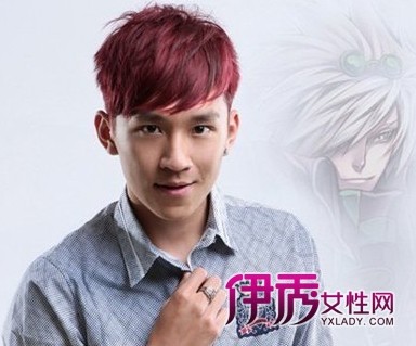 <em>发型</em>一:斜<em>刘海</em>发丝略长地偏向一旁再结合鬓角