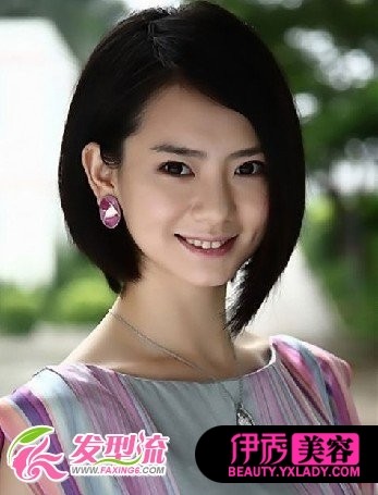 发尾微微往内扣的短发发型