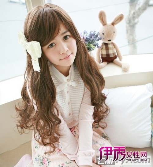 好看的<em>中长卷发</em>造型 冬季潮流女先锋_流行<em>发型</em>