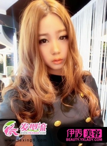 <em>中分</em>的<em>大卷发型</em>营造出轻熟女的小资范儿