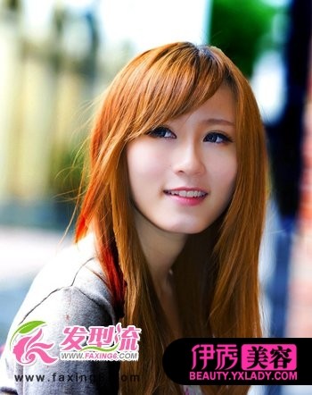 斜刘海的女生发型展露出光洁的额头