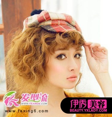 蓬松感的短发烫发,彰显出女性成熟性感魅力的同