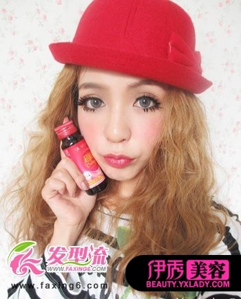 这款中长发烫发的女生发型