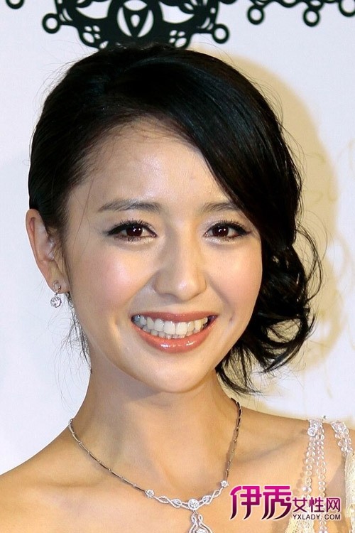 小脸女星示范<em>三七分发型</em> 演绎百变风格_流行发