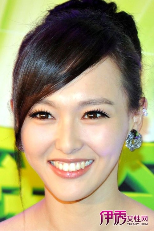 小脸女星示范<em>三七分发型</em>