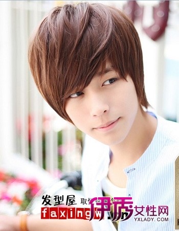 <em>柔顺男生</em>直发,梳理垂落直顺的<em>头发</em>