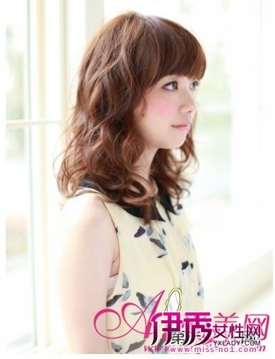 <em>头发</em>少适合什么<em>发型</em> 5款<em>中长</em>卷发心机增发(2)_