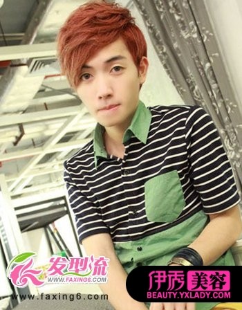 斜扥的刘海发型不仅凸显出了男生完美的脸部线