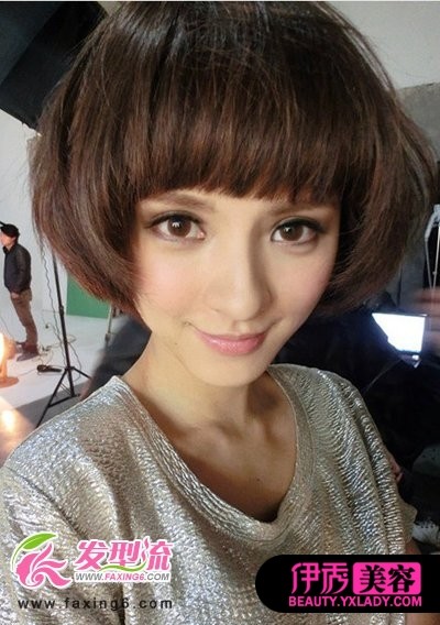 微微内扣的短发bobo头
